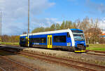 Der blaue STADLER Regio-Shuttle RS1 bzw. RegioSpider 841 265-2 (95 54 5841 265-2 CZ-GWTR) der GW Train Regio a.s. hat am 19.04.2023 von Mariánské Lázně (Marienbad) kommend den Bahnhof Karlovy Vary dolní nádraží (Karlsbad untere Bahnhof) erreicht und steht gleichauf zur Rückfahrt bereit. 

Der STADLER Regio-Shuttle RS1 wurde 1998 von ADtranz (ABB Daimler-Benz Transportation GmbH) in Berlin (heute Stadler Pankow) unter der Fabriknummer 36784 gebaut und als BOB VT 65 an die Bodensee-Oberschwaben-Bahn geliefert, von 2007 bis 2021 lief er unter der NVR-Nr. 5 80 0650 355-0 D-BOBFN. Im Jahr 2021 wurde er an die GW Train Regio a.s. nach Tschechien verkauft und war von 2021 bis 2022 als 95 80 0650 355-0 D-GWTR noch in Deutschland eingestellt.

Die GW Train Regio a.s. (bis 20. Dezember 2011 Viamont Regio a.s.) ist ein tschechisches Eisenbahnverkehrsunternehmen, mit Sitz in Ústí nad Labem.

Nachdem die Firma Viamont ab 1997 auf verschiedenen Bahnstrecken den Schienenpersonennahverkehr übernahm, gründete die Gesellschaft am 19. Juni 2008 die Viamont Regio a.s. als 100%ige Tochtergesellschaft. Diese wurde am 27. Oktober 2011 an die IDS building corporation a.s. verkauft, die sie am 20. Dezember 2011 in GW Train Regio umbenannte. Im Juni 2014 wurde das Unternehmen an die ČSAD Jihotrans a.s. weiterverkauft. Im März 2015 wurde bekannt, dass die Gesellschaft ab Fahrplanwechsel 2016 drei zusätzliche Strecken im Böhmerwald für 15 Jahre betreiben wird. GW Train Regio betreibt diese Strecken allerdings erst seit Dezember 2017 und löste die České dráhy ab. Ferner betreibt sie die Schnellzüge Plzeň–Chomutov–Most nach einer Direktvergabe mit Triebwagen der DB-Baureihe 628.

Unteranderem Betreibt die GW Train Regio a.s. die Linie auf der schöne 53 km langen Strecke (SŽDC Kursbuchstrecke 149) von Karlovy Vary dolní nádraží (Karlsbad untere Bahnhof) über Bečov nad Teplou (Petschau) nach Mariánské Lázně (Marienbad).
