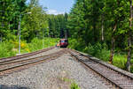 Sonderfahrt vom Förderverein Schienenbus e.v., Menden am 02.06.2012, u.a. von Herdorf zur Grube Pfannenberger Einigkeit eine priv. Strecke der Kreisbahn Siegen-Wittgenstein (Betriebsstätte Freien Grunder Eisenbahn - NE 447). Um die letzten Höhenmeter zu überwinden gibt es hier die Spitzkehre Pfannenberg in der ein letzter Richtungswechsel erfolgt.

Hier ist die Schienenbusgarnitur, bestehend aus Schienenbus 796 690-6, Beiwagen 996 309-1 und Schienenbus 796 802-7, gerade in der Spitzkehre Pfannenberg und fährt nun gleich nun hinauf.

Heute gibt es zwischen Herdorf und der Grube Pfannenberger Einigkeit noch jeden Werktag Güterverkehr, obwohl die Erzgrube Pfannenberger Einigkeit ihren Betrieb im April 1962 aufgegeben hat. An ihrer Stelle benötigen seitdem die Schäfer Werke KG den Anschluss für die Zulieferung von Stahlcoils sowohl als Rohstoff als auch für ihren Handel mit deren Zuschnitten nach Kundenwunsch. Eigentlich war und ist die Steigung nicht so das Problem, aber die Wagen sind schwer. Früher ging es mit beladenen Erzwagen hinab, heute geht es mit beladenen Coilwagen hinauf.
