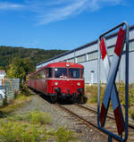 An diesem Wochenende war bundesweit an vielen Orten im Rahmen der  Europische Mobilittswoche  der „Tag der Schiene 2023“ so auch in Siegen beim KSW Bahnhof Siegen-Eintracht war am 17.09.2023 Tag der offenen Tr, dazu reisten auch die Oberhessische Eisenbahnfreunde e. V. mit einer Schienenbus-Garnitur aus Gieen an und ttigten zudem zwei Pendelfahrten von Siegen nach Betzdorf (Sieg) und zurck.

Hier erreicht die vierteilige Schienenbus-Garnitur der Oberhessische Eisenbahnfreunde e. V. Gieen den KSW Bahnhof Siegen-Eintracht, nach der ersten Pendelfahrt. 

Die Komposition bestand aus dem:
• Ehemaligen Betzdorfer Schienenbus Steuerwagen VS 996 677-1 (95 80 0 996 677-0 D-OEF), ex DB 998 677-9, ex DB VS 98 077. Gebaut 1959 von der Waggonfabrik Uerdingen AG in Krefeld-Uerdingen unter der Fabriknummer 66518.
• Schienenbus Triebwagen VT 798 589-8 (95 80 0 798 589-7 D-OEF), ex DB VT 98 9589.  Gebaut 1956 von der Waggon- und Maschinenbau GmbH in Donauwrth (WMD) unter der Fabriknummer 1225.
• Schienenbus Beiwagen VB 996 310-9 (95 80 0996 310-8 D-OEF), ex DB 998 310-7, ex VB 98 2310. Gebaut 1962 von der Waggonfabrik J. Rathgeber AG in Mnchen unter der Fabriknummer 20302/25.
• Schienenbus Triebwagen VT 798 829-8 (95 80 0798 829-7 D-OEF), ex DB VT 98 9829. Gebaut 1962 von der Maschinenfabrik Augsburg-Nrnberg AG (MAN) unter der Fabriknummer 146611.

So waren in dieser Schienenbus-Garnitur auch alle vier Hersteller vertreten.