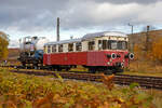 Der meterspurige Dieseltriebwagen T34 von der Museumsbahn  Alp-Bhnle Amstetten-Oppingen (gehrt zu den Ulmer Eisenbahnfreunde e.V.) abgestellt am 26.10.2021 bei der Umspuranlage beim Bahnhof Amstetten mit einem normalspurigen 2-achsigen Kesselwagen auf Rollbcke.

Das in Amstetten hinterstellte, eigentmlich buckelige Schienenfahrzeug ist ein ehrwrdiger Veteran mit bewegter Geschichte: Als die Waggonfabrik Wismar 1937 den Triebwagen zusammennietete, war von der Alb noch keine Rede. Auf dem Netz der  Euskirchener Kreisbahn  (EKB) nach Liblar, Zlpich und Richtung Bad Mnstereifel kurvte das elegante, fr den leichten Personenverkehr konstruierte Fahrzeug einher. 1949 wanderte der bisherige T 1 in den Norden zur Kleinbahn Bremen - Tarmstedt, die ihn als T 4 zu ihren drei hnlichen Triebwagen gesellte. Nachdem diese Strecke im Jahr1956  eingestellt wurde, strebte das Fahrzeug gemeinsam mit seinem Bruder T 3 der schwbischen Hhenluft, der ehemaligen WEG-Nebenbahn Amstetten-Laichingen zu. Zunchst unverndert eingesetzt, erfuhr der nunmehrige T 34 im Jahre 1960 einen grundlegenden Umbau: man modernisierte den Wagenkasten mit groen, abgerundeten Fenstern und gab ihm eine strkere Motorenanlage, die ihn zum Ziehen von Gterwagen befhigte, neue Drehgestelle, als aufflligste Kennzeichen die am Wagenende untergebrachte Dachkhleranlage, sowie hochgesetzte Puffer und Kupplungen entsprechend der Normalspur, damit die aufgebockten Wagen direkt mit dem Triebwagen verbunden werden konnten.

Als sogenannter Schlepptriebwagen bewltigte der T 34 noch zwei Jahrzehnte lang den Personen- und Gterverkehr auf dem Alb-Bhnle, bis 1981 der besser geeignete Triebwagen T 31 ihn ablste. Nach und nach beraubte man ihn verschiedener Teile wie Motoren, Getriebe und Fhrerstnde, die als Ersatzteile fr andere Triebwagen geeignet erschienen. Noch lange nach Abbau der Bahn stand er in Laichingen herum, bis die UEF zur Heimat fr das Gefhrt wurden. Dabei hat man den T 34 gewendet aufgegleist, die Seite mit dem Gepckabteil zeigt jetzt Richtung Oppingen.

Da der VT als Schlepptriebwagen auch normalspurige Wagen rangiert bzw. auf Rollbcken geschleppt hat, so besa das Fahrzeug neben dem Mittelpuffer zudem auch Zug- und Stoeinrichtungen fr Regelspurfahrzeuge (Normalspur-Puffer und Zughaken).

TECHNISCHE DATEN:
Hersteller:
Baujahr.
Fabriknummer:
Spurweite: 1.000 mm (Meterspur)
Achsfolge: ursprnglich (1A)'(A1)'  spter (1A)'B'
Bauart: VTBPw4
Lnge ber Puffer: 13.200 mm
Treib- und Laufraddurchmesser: 900 mm (neu)
Hchstgeschwindigkeit: 30 km/h
Gewicht : 13,8 t
Motorleistung: 92 kW (125 PS)
Sitzpltze: 33

Quelle: Ulmer Eisenbahnfreunde e.V.
