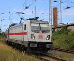 147 552 mit IC 2231(Magdeburg-Bergen)bei der Ausfahrt im Rostocker Hbf.17.08.2024