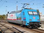 Die neue blau-wei�e M�rklin-Werbelok 101 071-9 beim Rangieren im Rostocker Hbf.11.10.2015