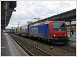 Die Re 482 027-0 (eine Bombardier TRAXX F140 AC1) der SBB Cargo mit einem HUPAC-Zug durchfährt am 15.02.2014 den Bahnhof Gießen (auf Gleis 2) in Richtung Kassel.