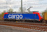 Die Re 482 036-1 (91 85 4482 036-1 CH-SBBC) der SBB Cargo fährt am 14.04.2018 mit einem Containerzug durch Friedberg (Hessen) in Richtung Norden.