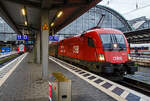 Im Sandwich, geführt von der ÖBB 1016 029 (91 81 1016 029-1 A-ÖBB) und geschoben von der ÖBB 1016 024, seht der EC 113 „Blauer Enzian“ (Frankfurt am Main - München - Salzburg - Klagenfurt, mit Kurswagen nach Zagreb) am 10.09.2022 in den Hbf Frankfurt am Main zur Abfahrt bereit.