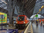 Im Sandwich, geführt von der ÖBB 1016 024 (91 81 1016 024-2 a-ÖBB) und geschoben von der ÖBB 1016 029, wird der EC 113 „Blauer Enzian“ (Frankfurt am Main - München - Salzburg - Klagenfurt, mit Kurswagen nach Zagreb) am 10.09.2022 in den Hbf Frankfurt am Main gefahren und bereitgestellt.