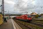 In Doppeltraktion fahren die beiden Taurus II ÖBB 1116 138-9 (A-ÖBB 91 81 1116 138-9) und ÖBB 1116 061-3 (A-ÖBB 91 81 1116 061-3) fahren am 24.11.2022 mit einem gedecktem