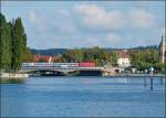 - Auch eine 101er auf der Brcke, aber ohne Regen - Am Rheinkilometer 0 verlsst der IC nach Hannover die schne Stadt Konstanz.