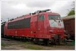 Die 103 101-2  in orientrot mit einem weißen Lätzchen am 28.04.2013 m Eisenbahnmuseum in Darmstadt-Kranichstein.