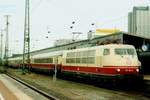 Eine kleine Überraschung in Form einer TEE mit 103 184 treft am 14 Mai 2005 in Dortmund Hbf ein.