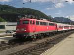 110 324-1 f�hrt gerade von Innsbruck kommend in den Bahnhof von Kufstein/Tirol ein.