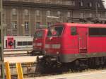 111 045-1 und 111 033-7 hintereinander im Aussenbereich des  M�nchner Hauptbahnhofes am 31.
