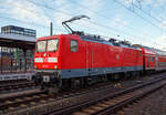 Die 112 150-8 (91 80 6112 150-8 D-DB) der DB Regio AG Nordost steht am 08.12.2022, mit einem Doppelstockzug im Hauptbahnhof Dresden.