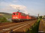 140 864-0 +825 ziehen bei Rheindiebach ein kohlezug.