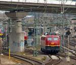   Die 140 003-5 der EBM Cargo (ex DB E 40 003) rangiert am 04.04.2015 im Hbf Siegen um die 225 094-2 der EBM Cargo an den Haken zu nehmen.