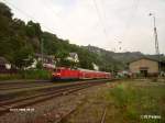 143 853-8 verlsst Bacharach mit einem RE Mainz.