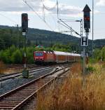   Die 143 270-7 (91 80 6143 270-7 D-DB), ex DR 243 270-6, der DB Regio AG fährt am 11.08.2014 mit dem RE 20  Main-Lahn-Express  in den Bahnhof Niedernhausen ein.