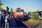 Die Reise mit dem  Kleber -Express von München nach Freiburg i.B. endete leider kurz vor dem Zeil; SEV infolge Bauarbeiten; aber das letzte kurze Stück bis Freiburg wurde dann in dem hier in Himmelreich ankommenden und hier wendenden Zug mit der DB 143 332-5 zurückgelegt.

Analogbild vom 11. Oktober 2001 