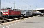 143 555 DB und 248 057 von Siemens Vectron, der Rhein Cargo mit Kesselwagenganzzug in Ulm am 22.03.2024.