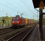 145 024-6 fhrt am 11.04.2011 mit Hupac-Containerzug durch den Bf Bonn-Oberkassel Richtung sden.