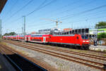 Die 146 002-1 (91 80 6146 002-1 D-DB) der DB Regio NRW erreicht am 12 August 2022, mit dem RE 9 (rsx - Rhein-Sieg-Express) Aachen - Köln – Siegen, den Bahnhof Siegburg/Bonn.

Die TRAXX P160 AC1 wurde 2001 von Adtranz in Kassel unter der Fabriknummer 33809 gebaut.