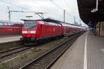 Die 146 117 (91 80 6146 117-7 D-DB) der DB Regio NRW, steht am 10 Mrz 2024, mit dem RE 2 „Rhein-Haard-Express“ nach Essen Hbf, im niederschsischen Hauptbahnhof Osnabrck zur Abfahrt bereit.

Die TRAXX P160 AC1 wurde 2004 bei Bombardier in Kassel unter der Fabriknummer 34016 gebaut.

Die Type TRAXX P160 AC1 (2. Bauserie) wurde in den Jahren 2003 bis 2005 ausgeliefert. Diese Loks sind eine technische Variante der Baureihe 185, wobei diese aber nur fr den Einsatz unter 15 kV 16,7 Hz vorgesehen sind. Daher hat DB Regio diese Loks als Baureihe 146.1 eingeordnet. Sie haben eine wesentlich hhere Nennleistung als die ursprngliche BR 146.0 (bei diesen wurde 2010 ein leistungssteigernder Umbau durchgefhrt).

TECHNISCHE DATEN:
Spurweite: 1.435 mm (Normalspur)
Achsanordnung: Bo`Bo`
Lnge ber Puffer: 18.900 mm
Drehzapfenabstand: 10.400 mm
Achsabstand im Drehgestell: 2.600 mm
Treibraddurchmesser: 1.250 mm (neu)
Fahrzeugkastenbreite : 2.978 mm
Gesamthhe ber SOK 4.189 mm
Dienstgewicht: 84 t
Radsatzlast: 21 t
Dauerleistung: 5.600 kW, nach Softwareanpassung (urspr. 4.200 kW)
Anfahrzugkraft: 300 kN
Dauerzugkraft: 265 KN
Bremskraft elektr. Bremse: 150 KN
Fahrmotoren: 4 Drehstrom-Asynchron Fahrmotoren
Antrieb: Hohlwellenantrieb
Hchstgeschwindigkeit: 160 km/h
Fahrdrahtspannung: 15 kV 16,7 Hz
Stromabnehmer: DSA 200
Bauart der Bremseinrichtungen: KE-GPR-EmZ (D) (ep)
