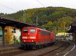 151 020-5 und 151 043-7 der DB Schenker Rail ziehen einen leeren Kohlenzug (Offene Schttgutwagen mit schlagartiger Schwerkraftentladung, der Gattung Falns) am 13.10.2012 durch den Bahnhof Betzdorf /