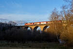 Eine an die DB Cargo AG vermietete 151er der Railpool fährt am 11.01.2022 mit einem Coilzug über den Rudersdorfer Viadukt in Richtung Kreuztal.