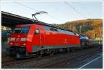 Die 152 115-2 der DB Schenker Rail fährt am 20.12.2013 mit einem gem.