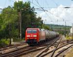   Die 152 107-9 der DB Schenker Rail Deutschland AG fährt am 26.07.2014 mit einem Kesselwagenzug durch Kreuztal in Richtung Süden, hier kurz vorm Bf Kreuztal.