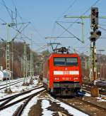   Die 152 153-3 (91 80 6152 153-3 D-DB) der DB Schenker Rail fährt am 15.03.2013 mit einem gemischten Güterzug durch den Bahnhof Betzdorf/Sieg in Richtung Siegen.