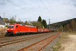   Die 152 101-2 (91 80 6152 101-2 D-DB) der DB Cargo Deutschland AG fährt am 02.04.2017 mit einem gemischtem Güterzug durch Muderbach (Sieg) in Richtung Köln.