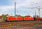   Die 185 163-3 (91 80 6185 163-3 D-DB) der DB Cargo Deutschland AG fährt am am 14.04.2018 durch Friedberg (Hessen) in Richtung Norden, im Schlepp die kalte 152 059-2 (91 80 6152 059-2 D-DB) und