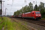Die 152 082-4 (91 80 6152 082-4 D-DB) der DB Cargo AG schiebt am 03 Juni 2024 einem langen gemischten Güterzug vom Gbf Kreuztal in Richtung Welschen Ennest nach.