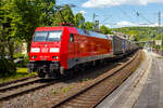Die 152 127-7 (91 80 6152 127-7 D-DB) der DB Cargo AG fährt am 09 Mai 2025 mit einem KLV-Zug durch Kirchen/Sieg in Richtung Köln.
