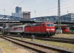 DB: Momentaufnahme der 181 211-4 mit zwei Wagen anlässlich der Bahnhofsdurchfahrt Freiburg (Breisgau) am 28.