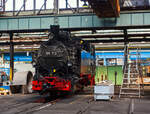 Die 99 715 der GbR (Leihgabe an die Prenitztalbahn, heute wieder als 99 1715-4 gefhrt, eine Schsische VI K (Baureihe 99.67–71) steht am 24 August 2013 im Dampflokwerk Meiningen. Die Aufnahme entstand auf einer offiziellen Fhrung.

Die Lok 99 1715-4 ist eine Lokomotive der Schsischen Gattung VI K. Sie ist als eine von nur noch 4 existierenden Maschinen dieser Gattung wichtiger Zeitzeuge der schsischen Schmalspurbahngeschichte. Beinahe htte die Lok 99 715 das gleiche Schicksal wie ihre 58 Schwesterlokomotiven ereilten. Sieben Eisenbahnfreunde aus dem Raum Dresden und Freital hatten zur Rettung der Lok 99 1715-4 die Gesellschaft  GbR 99 715 Wilsdruff  gegrndet und die Lokomotive im Jahr 1991 mit Hilfe des VSE und der SEG von der DR gekauft. 
Die Lok wurde aufgearbeitet und konnte am 17.04.2003 ihre erfolgreiche Probefahrt zwischen Dippoldiswalde und Seifersdorf erleben. Damit konnte die Gesellschaft  GbR 99 715 Wilsdruff  ihr Ziel, die Lokomotive nach mehr als dreiig Jahren auf Abstellgleisen wieder auf schsischen Schmalspurstrecken einzusetzen, verwirklichen. 

Gebaut wurde die Lok 1927 von der Schsische Maschinenfabrik AG in Chemnitz (vormals R. Hartmann AG) unter der Fabriknummer 4672. Im Jahr 1963 bekam sie im RAW Cottbus einen Neubaukessel fr 99 715 unter der Fabriknummer 9. Im Jahr 1973 fand die Auerbetriebsetzung bei der DR statt, bis Januar 1992 stand die Lok in Radebeul-Ost, wo sie ber viele Jahre von Mitgliedern der DMV-Arbeitsgemeinschaft bzw. der Traditionsbahn Radebeul e.V. gepflegt wurde. Vom Juli 1992 bis 1994 war sie in Wilsdruff als Denkmal. Von 1994 bis zum 26.November 1999 war die Lok im Lokschuppen in Nossen abgestellt. Nach erfolgreicher Hauptuntersuchung im DLW Meiningen erfolgte 2003 dann die Wiederinbetriebsetzung durch die GbR 99 715.

Bezeichnungen und Eigentmer:
1927-1949: 99 715 (DRB)
1949-1970: 99 715 (DR)
1970-1991: 99 1715-4 (DR)
1991-1992: 99 715 (VSE - Verein Schsischer Eisenbahnfreunde e.V.)
1992-2004: 99 715 (GbR 99 715)
seit 2004: 99 715 (GbR 99 715, Leihgabe an Interessengemeinschaft Prenitztalbahn e.V.)

Als Gattung VI K (sprich: sechs Ka) bezeichneten die Schsischen Staatseisenbahnen fnffach gekuppelte Schmalspurdampflokomotiven mit der Spurweite 750 mm. Die Deutsche Reichsbahn (DR) ordnete die Lokomotiven ab 1925 in die Baureihe 99.64–65 ein und beschaffte in den Jahren 1923 bis 1927 mehrere Nachbauserien, die innerhalb der Baureihe 99.67–71 eingeordnet wurden. Insgesamt waren 62 Exemplare dieser Gattung gebaut worden, von denen auch nach dem Zweiten Weltkrieg noch 26 bei der DR in Sachsen, 13 bei der DB und zwei in sterreich im Einsatz waren. Fnf weitere Loks kamen in anderen Lndern zum Einsatz. Insgesamt waren nach dem Zweiten Weltkrieg noch 46 Loks vorhanden. 

Technische Merkmale:
Die VI K waren fnffach gekuppelte Heidampflokomotiven. Der erste, dritte und fnfte Radsatz der Lok war zu den Seiten hin beweglich gelagert (Glsdorf-Achse), wobei zur Fhrung der ersten und fnften Achse eine Rckstellvorrichtung eingebaut wurde. Diese besteht aus einer auf der Radsatzwelle mittig befestigten Stahlscheibe, welche durch federbelastete Druckstcke zentriert wird. Durch diese Konstruktion konnten Gleisbgen bis zu einem Halbmesser von 50 m durchfahren werden. Treibachse war ursprnglich die vierte Achse, bei den bei der DR erneuerten Lokomotiven diente die dritte Achse als Treibachse. Die Lokomotiven hatten Schmidt’sche Rauchrohrberhitzer. Als Bremsen waren eine Saugluftbremse Bauart Krting, die Seilhaspel fr die Heberleinbremse und bei den neu gebauten Lokomotiven auch eine Druckluftbremse Bauart Knorr als Zusatzbremse vorhanden. Die wrttembergischen Lokomotiven hatten nur eine Druckluftbremse der Bauart Knorr.

Ursprungsbauart:
Die Lokomotiven waren ursprnglich fr die Heeresverwaltung entwickelt worden. 15 Stck wurden von Henschel & Sohn in Cassel (heute Kassel geschr.) gebaut. Sie sollten auf polnischen Schmalspurstrecken zum Einsatz kommen. Durch den Friedensvertrag von Brest-Litowsk kam ein Einsatz im Osten nicht mehr zustande. Im Jahr 1919 kauften die Schsischen Staatseisenbahnen alle Maschinen der Serie fr ihre Schmalspurstrecken auf. Sie erhielten die schsischen Bahnnummern 210 bis 224. Die Deutsche Reichsbahn bernahm alle 15 Loks mit den Nummern 99 641 bis 99 655.

Die Maschinen mit den Nummern 99 650 und 99 651 kamen Ende des Jahres 1928 zur Reichsbahndirektion Stuttgart, welche sie beim Lokbahnhof Ochsenhausen, der dem Bw Aulendorf unterstellt war, einsetzte. Beide Loks waren bis zur Einstellung des Personenverkehrs am 31. Mai 1964 die Stammfahrzeuge der wrttembergischen Schmalspurbahn Biberach – Warthausen – Ochsenhausen. Anschlieend kamen sie zur Bottwartalbahn.

Die zwei Loks (99 643 und 99 647) kamen im Juli 1944 aus Sachsen nach sterreich, erstere sofort zu den Waldviertler Schmalspurbahnen, 99 647 zunchst zur Vellachtalbahn in Krnten. Von sterreich gelangten sie im Dezember 1948 als Reparationsleistung in die Sowjetunion.Die 99 649 ging bereits im Zweiten Weltkrieg verloren, die 99 641, 645 und 652 mussten nach 1945 auch an die Sowjetunion abgegeben werden.

Die letzten beiden Exemplare bei der Deutschen Bundesbahn, die Fahrzeuge der Bottwartalbahn, wurden am 31. Juli und am 29. September 1969 ausgemustert. Letztere, die Nummer 99 651, wurde anschlieend in Steinheim an der Murr als Denkmal aufgestellt. Sie war die einzige Schmalspurdampflokomotive der Deutschen Bundesbahn, die noch eine EDV-Betriebsnummer erhalten hatte.


Nachbaulokomotiven der Deutschen Reichsbahn (DR):
Die Loks der Baureihe 99.67–71 der Deutschen Reichsbahn waren Nachbauten der schsischen Gattung VI K, die in den Jahren 1923 bis 1927 gebaut wurden. Sie trugen die Betriebsnummern 99 671 bis 99 717. Gebaut wurden die 47 Lokomotiven von Henschel & Sohn (13 Lokomotiven), der Schsischen Maschinenfabrik vormals Richard Hartmann AG in Chemnitz (22 Loks) und der Maschinenbau-Gesellschaft Karlsruhe (12 Loks).

Eine Reihe dieser Lokomotiven wurde auch in Wrttemberg bei der Bottwartalbahn und der Zabergubahn eingesetzt: Die 99 679 bis 99 683 wurden gleich nach Wrttemberg geliefert, spter wurden noch 99 671, 672, 698, 701, 704 und 716 aus Sachsen nach Wrttemberg umgesetzt. Die meisten dieser Maschinen waren bis etwa 1965 bei der Deutschen Bundesbahn im Einsatz, 1967 wurde als letzte die 99 704 ausgemustert.

Bis auf wenige Details unterschieden sich die Nachbauten kaum von ihren nachgersteten Vorgngern. uerlich waren die Nachbaulokomotiven vor allem an der weniger abgerundeten Verkleidung des Dampfdoms zu erkennen.

1927 baute die Maschinenfabrik Esslingen vier meterspurige Lokomotiven dieses Typs nach, welche als Baureihe 99.19 bei der Deutschen Reichsbahn eingeordnet wurden.

In den 1960er Jahren unterzog die Deutsche Reichsbahn (DR) die sieben Lokomotiven 99 673, 678, 685, 692, 703, 713 und 715 einer Generalreparatur (GR). Dabei kamen neue Kessel in Schweikonstruktion zum Einbau. Teilweise erhielten sie auch neue Wasser- und Kohlenksten.

1970 erhielten die im Reichsbahnbetriebsbestand verbliebenen Lokomotiven eine neue Nummer, indem eine 1 vor die Ordnungsnummer gestellt wurde, die eine mit Bindestrich angefgte EDV-Kontrollziffer abschloss.

Heute sin noch 4 Loks erhalten geblieben, es sind:
•	99 651 der chsle Schmalspurbahn e. V., Baujahr 1918 von Henschel unter Fabriknummer 16132, nicht betriebsfhig, soll rollfhig gemacht werden.
•	99 713 der SDG im Einsatz bei Lnitzgrundbahn, Baujahr 1927 von Schsische Maschinenfabrik AG unter Fabriknummer 4670, betriebsfhig.
•	99 715 der GbR 99 715, Leihgabe an Prenitztalbahn Jhstadt, Baujahr 1927 von Schsische Maschinenfabrik AG unter Fabriknummer 4672, betriebsfhig.
•	99716 der chsle Bahn AG, Warthausen, Baujahr 1927 von Schsische Maschinenfabrik AG unter Fabriknummer 4672, z.Z. nicht betriebsfhig, aber in Hauptuntersuchung.

TECHNISCHE DATEN:
Hersteller: Henschel, Schsische Maschinenfabrik, Maschinenbau-Gesellschaft Karlsruhe
Gebaut: 15 (1918-19), 47 (1923–27)
Bauart:  E h2
Gattung:  K 55.9
Spurweite:  750 mm
Lnge ber Kupplung: 8.990 mm (BR 99.64–65: 8.680 mm)
Hhe:  3.550 mm
Breite: 2.400 mm
Gesamtradstand:  3.720 mm (spter teilw. Nach DR-Umbau 4.000 mm)
Kleinster befahrbarer Radius:  50m
Leergewicht:  32,50 t (BR 99.64–65: 30,4 t)
Dienstgewicht:  42,25 t (BR 99.64–65: 40,4 t)
Hchstgeschwindigkeit:  30 km/h
Indizierte Leistung:  480 PSi, 
Anfahrzugkraft: 76,20 kN
Steuerungsart: Heusinger
Zylinderanzahl: 2
Zylinderdurchmesser: 430 mm
Kolbenhub: 400 mm
Kesselberdruck: 14 bar
Wasservorrat: 4,5 m 
Brennstoffvorrat: 2,5 t Kohle
Kupplungstyp: Scharfenbergkupplung
