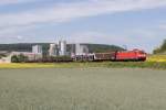 185 275 ist mit einem gemischten G�terzug bei Karlstadt am Main in Richtung W�rzburg unterwegs.