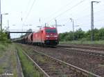 185 294-6 zieht ein Getreidezug durch Saarmund.