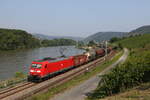 185 014 mit einem gemischten G�terzug im  B�chergrund  bei Lorch am Rhein.