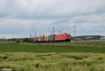 185 258-1 zieht vor Uffenheim ein Containerzug in Richtung Süden.
