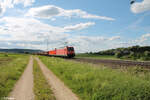 185 349 + 185 240 ziehen ein Scraptainerzug kurz vor Treuchtlingen gen Süden.