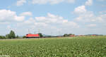 185 380-3 zieht mit einem halb beladenen Containerzug bei Uffenheim in Richtung Norden.