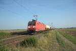185 038-7 zieht bei Frankenthal ein gemischten Güterzug im Gegengleis.