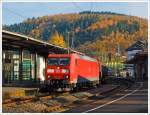 Die 185 112-0 der DB Schenker Rail fhrt am 16.11.2013 mit einem gem.