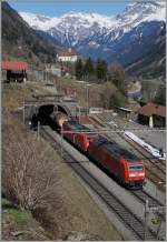 Zwei DB 185 auf der Fahrt Richtung Norden erreichen den Bahnhof Wassen.