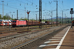 DB: Gterzug mit der 185 112-0 auf die Abfahrt wartend im Gterbahnhof Weil am Rhein am 6.