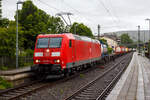 Bei Regen durchfährt die 185 074-2 (91 80 6185 074-2 D-DB) der DB Cargo Deutschland AG am 21 Juni 2024 mit einem KLV-Zug durch den Bahnhof Kirchen (Sieg) in Richtung Köln. Einen lieben Gruß an den Lokführer zurück. 

Die TRAXX F140 AC1 wurde 2002 von der Bombardier Transportation GmbH in Kassel unter der Fabriknummer 33489 gebaut
