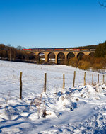   Eine 185.2 (TRAXX F140 AC2) der der DB Cargo AG fährt am 21.01.2017 mit einem gemischten Güterzug über den Rudersdorfer Viadukt in Richtung Siegen.