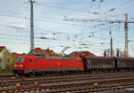 Die 185 338-1 (91 80 6185 338-1 D-DB) der DB Cargo fährt am 14.04.2018 mit einem Gedeckten Güterzug (Wagen der Gattung Hbillns) durch Friedberg (Hessen) in Richtung Norden.